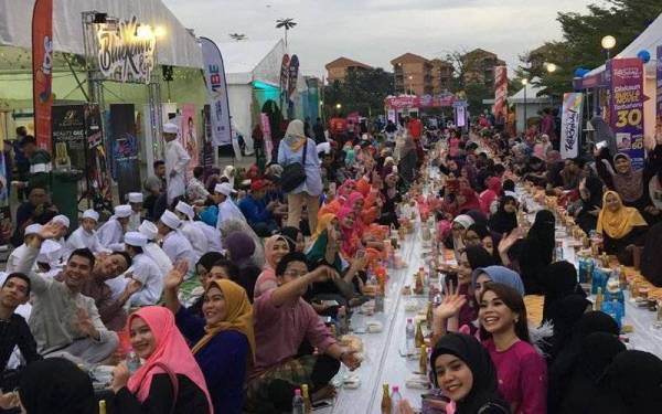 Suasana ketika program Buka Puasa Mega Ala Madinah di Karnival Karangkraf pada Jun 2018.