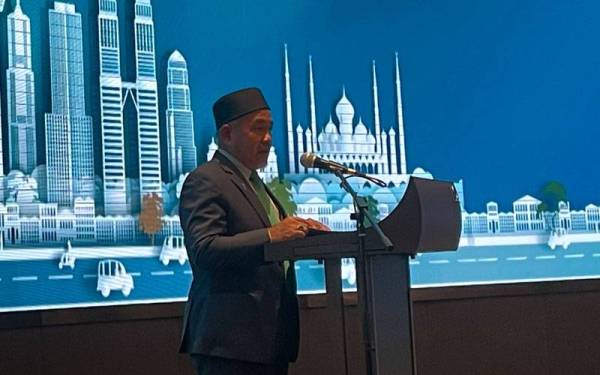 Tuan Ibrahim ketika berucap merasmikan Majlis Anugerah Bandar Rendah Karbon 2021 di ibu negara pada Selasa.