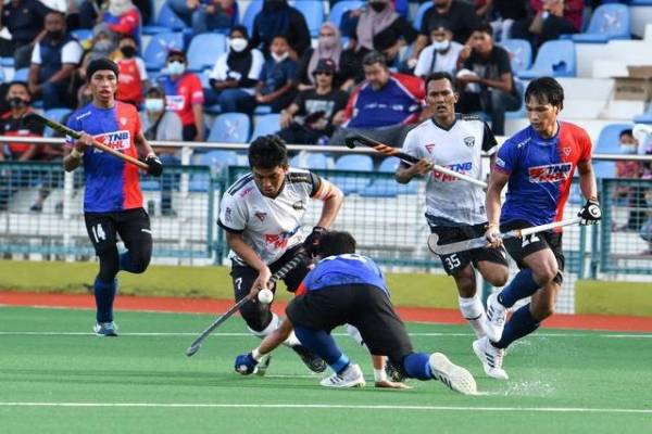 Pemain THT, Mohd Fitri Saari (dua dari kiri) diasak oleh pemain Tenaga Nasional Berhad (TNB) pada saingan TNB Liga Hoki Malaysia (MHL) 2022 di Stadium Hoki Batu Buruk (SHBB) pada Selasa. Foto: Bernama