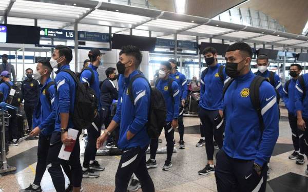 Skuad Harimau Malaya berada di Balai Pelepasan Lapangan Terbang Antarabangsa Kuala Lumpur (KLIA) untuk berlepas ke Singapura bagi menyertai siri persahabatan Tiga Negara FAS 2022 pada Selasa. - Foto Bernama