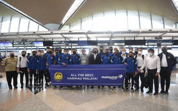 Pan Gon bergambar bersama skuad kendaliannya sebelum berlepas ke Singapura bagi menyertai siri persahabatan Tiga Negara FAS 2022, pada Selasa.Foto Bernama
