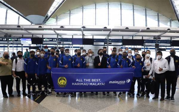 Pan-gon (tengah) bersama barisan jurulatih dan pemain Harimau Malaya bergambar di KLIA sebelum berlepas ke Singapura pada Selasa. - Foto Facebook FAM