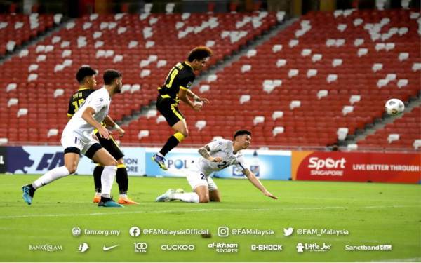 Akhyar ketika diasak pemain Filipina semasa perlawanan persahabatan di Stadium Nasional Singapura, Kallang pada Rabu.