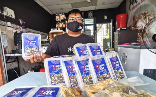 Mohd Alias menunjukkan produk ikan pekasamnya