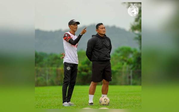 Rezal Zambery (kanan) bersama pembantunya Azli Mahmood sedang memikirkan perancangan berdepan UiTM FC pada aksi Liga Premier di Stadium UiTM, Shah Alam pada Jumaat.
FOTO: Ihsan TRW Kelantan FC