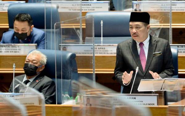 Hajiji menyampaikan ucapan penggulungan ketika Persidangan Dewan Undangan Negeri (DUN) Sabah pada Khamis. - Foto Bernama.