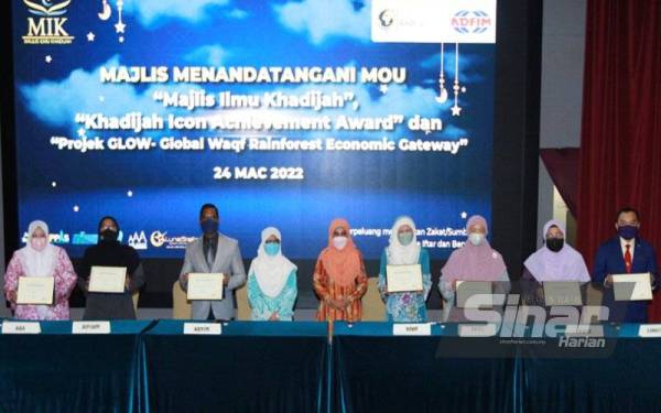 Masdiana (lima dari kanan) dan Rohani (empat dari kiri) bergambar bersama rakan strategik pada majlis Menandatangani MoU Majlis Ilmu Khadijah 3.0, Khadijah Icon Achievement Award dan Global Waqf Rainforest Economic Gateway. - Foto Sinar Harian ROSLI TALIB