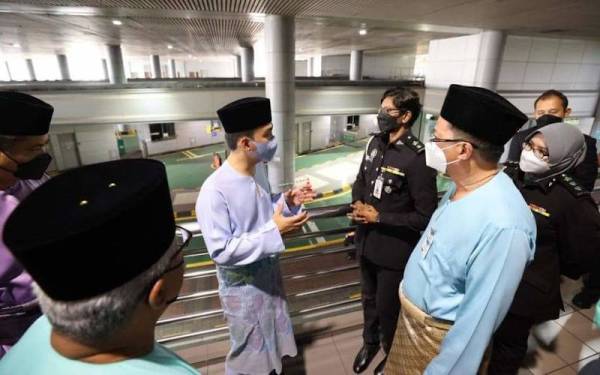 Onn Hafiz ( tengah) mengadakan lawatan ke Kompleks Kastam, Imigresen dan Kuarantin (CIQ), Bangunan Sultan Iskandar.- Foto Facebook Onn Hafiz