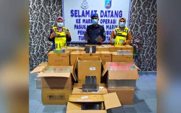 Pasukan Polis Marin (PPM) Wilayah Tiga Pengkalan Kubor menunjukkan pod, cecair vape lebih setengah juta ringgit yang dirampas oleh pihaknya. - Foto PPM