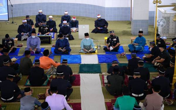 Al-Sultan Abdullah Ri'ayatuddin Al-Mustafa Billah Shah (tengah) berkenan berangkat pada majlis bacaan Yassin, tahlil dan doa selamat sempena Peringatan Hari Polis Ke-215, di Masjid Bukit Aman pada Khamis. Foto: Bernama