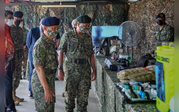 Mohammad (tengah) diiringi Komander Jurutera Medan Barat Brigedier Jeneral Ir Abdul Hamid Mohd Isa (depan, kiri) semasa melawat ke tapak pameran sempena acara penutupan Eksesais MANTIS siri 8/2022 di Padang Pavilion dekat Kem Terendak pada Khamis. - Foto Bernama