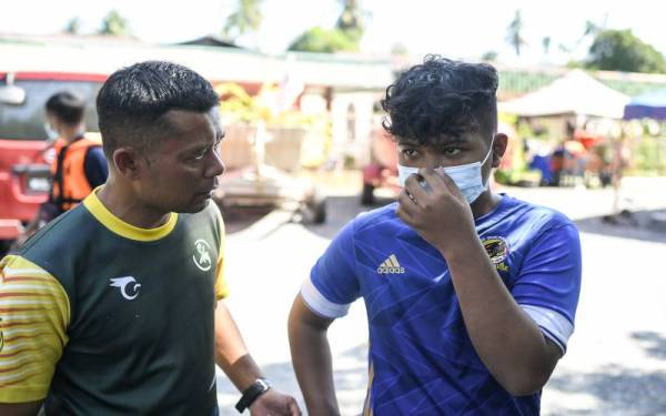 Mohd Amri Zakuan ketika menceritakan kejadian rakannya, Muhammad Saiful Ezzudin yang lemas selepas dihanyutkan arus deras ketika mandi bersama di Sungai Ketil, petang Rabu. - Foto Bernama