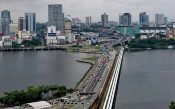 Pengembara yang telah lengkap vaksinasi Covid-19 dibenarkan merentas sempadan darat antara Malaysia dan Singapura tanpa perlu menjalani kuarantin. - Gambar hiasan