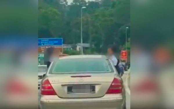 Tangkap layar video tiga kanak-kanak melakukan aksi berbahaya dengan mengeluarkan kepala ketika kenderaan itu bergerak di Jalan Tambun, Ipoh. - Foto ihsan pembaca