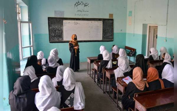 Kumpulan pelajar perempuan hanya sempat mengikuti sesi pembelajaran selama beberapa jam pada Rabu. - Foto AFP