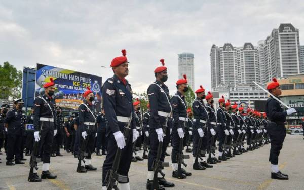 Pasukan Simpanan Persekutuan ketika perbarisan sempena sambutan Peringatan Hari Polis ke-215 peringkat negeri di Ibu Pejabat Polis Kontinjen Pulau Pinang hari ini. - Foto Bernama