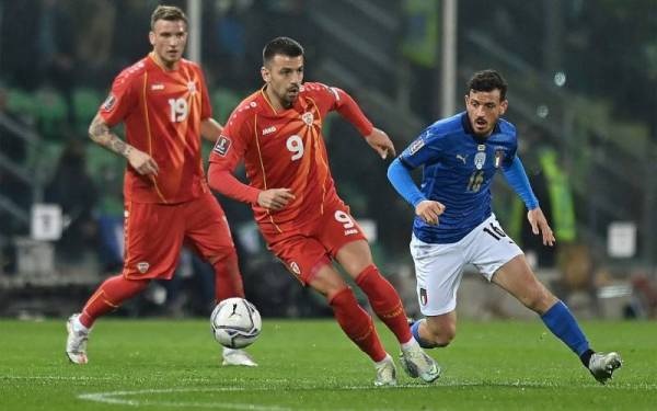 Aleksandar Trajkovski (tengah) mengawal bola melepasi pertahanan Itali sebelum merembat gol tunggal perlawanan di Stadio Renzo Barbera, Palermo awal pagi Jumaat. - Foto Getty Images