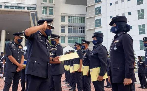 Wan Hassan menyampaikan sijil penghargaan kepada anggota dan pegawai bagi menghargai jasa dan pengorbanan mereka dalam tugas kepolisan sempena Sambutan Peringatan Hari Polis ke-215 Tahun 2022 Peringkat IPK Kedah pada Jumaat.