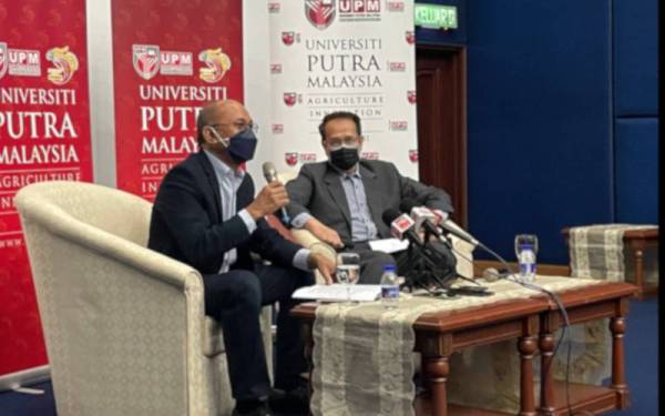 Nasir (kiri) bersama Zulkifli (kanan) pada sidang akhbar yang diadakan di Universiti Putra Malaysia pada Jumaat.