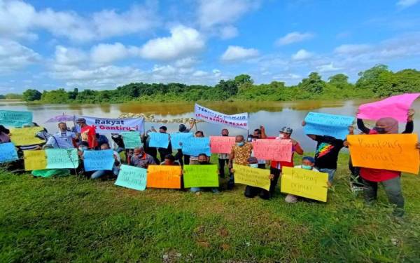 Sebahagian daripada mangsa banjir mengadakan demonstrasi aman selama satu jam berhampiran Sungai Lanchang, Rantau Panjang bagi mendesak pihak kerajaan mewujudkan lebih banyak pintu air di kawasan tebatan banjir bawah Projek Fasa Satu PLSB Sungai Golok (Kesban) dengan kadar segera.