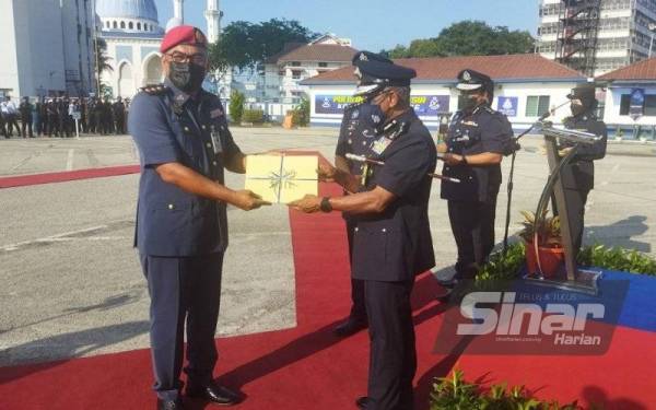 Ramli menyampaikan sijil penghargaan kepada Ketua Balai Bomba dan Penyelamat Kuantan, Kamarul Bieza Mohamed Kassim pada Majlis Perbarisan Sempena Sambutan Hari Polis Ke-215 Peringkat Kontinjen Pahang pada Jumaat.