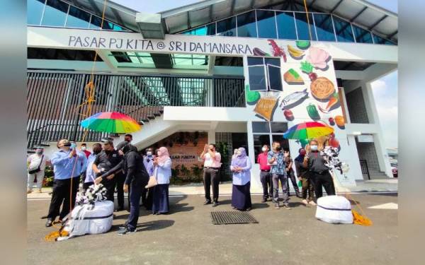 Amirudin (kiri) dan Mohamad Azhan menyempurnakan Majlis Pelancaran Pasar PJKITA @ Sri Damansara di Bandar Sri Damansara pada Jumaat.