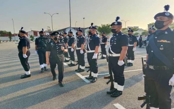 Ahmad Ridhwan memeriksa barisan kawad sempena Sambutan Hari Polis Ke-215 di IPD Kuala Langat pada Jumaat.