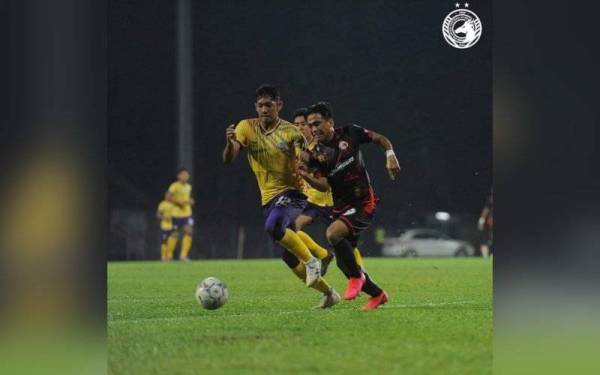 Antara aksi menarik perlawanan antara Kelantan menentang UiTM di Stadium UiTM, Shah Alam. - Foto TRW Kelantan FC