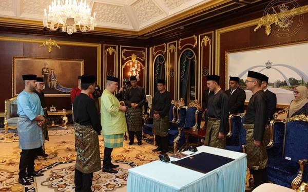 Sultan Ibrahim ketika bertemu Exco Johor yang baharu mengangkat sumpah pada Sabtu. - Foto FB Sultan Ibrahim Sultan Iskandar