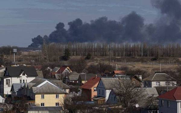 Asap tebal dilihat di Kalynivka susulan serangan Rusia ke atas bandar itu. - Foto Reuters