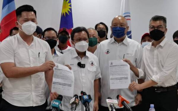 Mohd Shafie bersama Justin (kiri) dan Calvin (kanan) pada sidang akhbar sempena kemasukan dua ADUN ke Warisan di Ibu Pejabat Warisan, Kolombong, Kota Kinabalu.