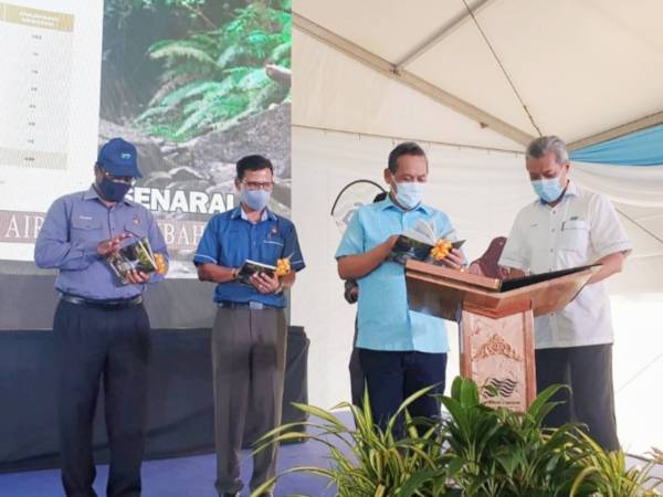 Aminuddin (tiga dari kiri) ketika melancarkan Buku 'Coffee Table' bertajuk 'Melestarikan Sungai Anugerah Berharga'.