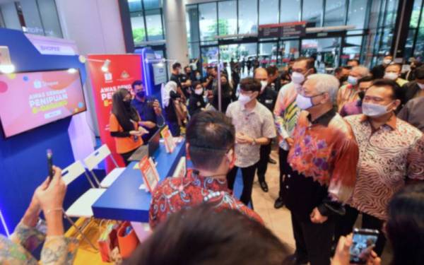 Ismail Sabri (dua dari kanan) melawat ruang pameran ketika hadir pada majlis perasmian sambutan Hari Pengguna Kebangsaan 2022 di NU Sentral pada Sabtu. - Foto Bernama 