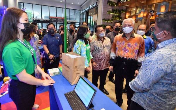 Ismail Sabri (dua, kanan) melawat ruang pameran ketika hadir pada majlis perasmian sambutan Hari Pengguna Kebangsaan 2022 di NU Sentral pada Sabtu. - Foto Bernama 