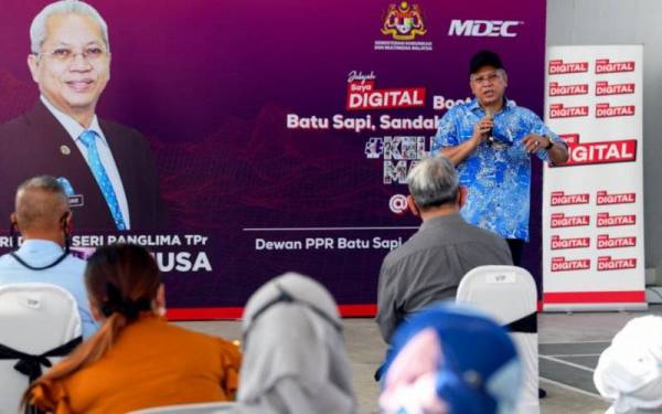 Annuar menyampaikan ucapan ketika menghadiri program Jelajah Saya Digital di Program Perumahan Rakyat Batu Sapi pada Sabtu. - Foto Bernama 