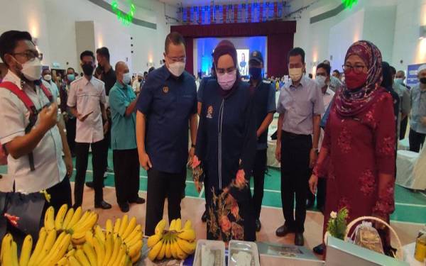 Halimah (dua dari kanan) melawat reruai pameran pada Majlis Penyampaian Geran KRT 2022 Peringkat Negeri Kedah dan Perlis di Dewan Serbaguna Kementerian Dalam Negeri (KDN) Anak Bukit pada Sabtu.