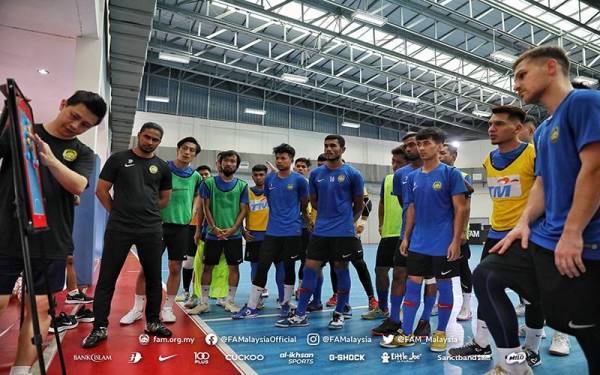 Chun Yong (kiri), memberikan penerangan mengenai corak taktikal yang bakal digunakan skuad futsal kebangsaan kelak. Foto Facebook FAM