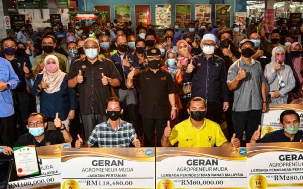 Ahmad (tengah) bergambar bersama tetamu dan penerima geran agropreneur muda selepas merasmikan Program Jelajah Agropreneur Muda Peringkat Negeri Perak 2022 di Pusat Transformasi Luar Bandar (RTC) Gopeng pada Sabtu. - Foto Bernama 