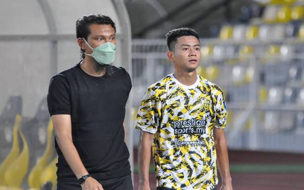 Yusri (kiri) tenang menghadapi dugaan yang berlaku di kem Perak FC ketika ini. -Foto PERAK FC