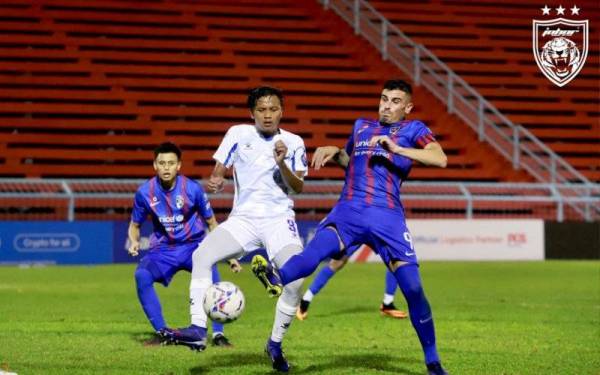 Rodriguez (kanan) bersaing dengan pertahanan Skuad Projek FAM-MSN 2-1 dalam aksi Liga Premier di Stadium Majlis Bandaraya Pasir Gudang sebentar tadi. - Foto FB Johor Southern Tigers