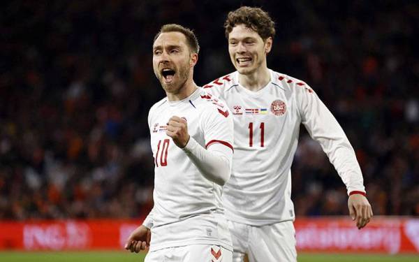 Christian Eriksen (depan) meraikan jaringannya bersama rakan sepasukan Andreas Skov Olsen pada perlawanan persahabatan menentang Belanda. - Foto: EPA