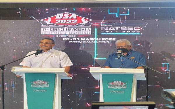 Hishammuddin bersama Hamzah ketika sidang media selepas meninjau persiapan DSA dan Natsec di Pusat Pameran dan Perdagangan Antarabangsa Malaysia (MITEC), pada Ahad.