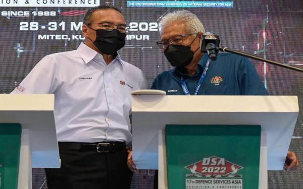 Menteri Kanan Pertahanan, Datuk Seri Hishammuddin Tun Hussein (kiri) bersama Menteri Dalam Negeri, Datuk Seri Hamzah Zainuddin (kanan) berbincang sesuatu ketika melakukan walkabout pada Pameran Perkhidmatan Pertahanan Asia (DSA) dan Pameran Antarabangsa Keselamatan Kebangsaan (NATSEC) Asia 2022 di Pusat Pameran dan Perdagangan Antarabangsa Malaysia (MITEC), pada Ahad. - Foto Bernama 