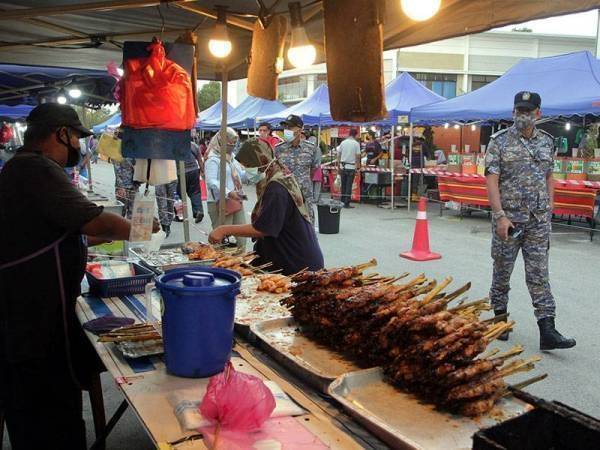 Polis Kelantan akan bekerjasama dengan PBT dan lain-lain agensi untuk membuat pemantauan di semua bazar Ramadan di negeri ini. - Gambar hiasan