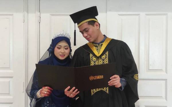 Ameerul Hakim menunjukkan ijazah yang diterima kepada Nur Izzatul Nabilah ketika hadir ke majlis konvokesyen UniSZA selepas empat jam bergelar suami.