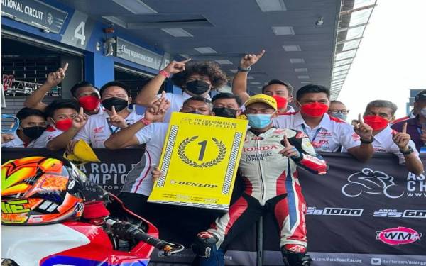 Mohd Helmi bersama kru pasukan Boon Siew Honda meraikan kejayaannya, petang Ahad. - Foto Facebook ARRC