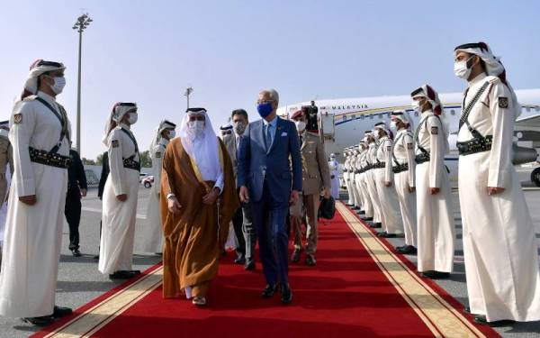 Perdana Menteri, Datuk Seri Ismail Sabri Yaakob disambut Menteri Pembandaran Qatar, Dr Abdullah bin Abdulaziz bin Turki Al-Subaie ketika tiba di Terminal Diraja, Lapangan Terbang Antarabangsa Doha, pada Ahad. - Foto Bernama