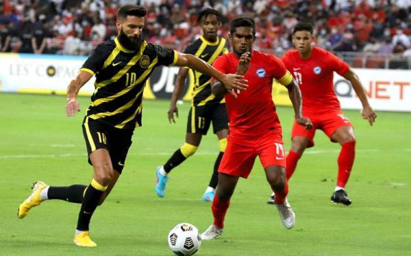 Aksi Krasniqi ketika perlawanan Malaysia menentang Singapura di Stadium Nasional, Singapura pada Sabtu.