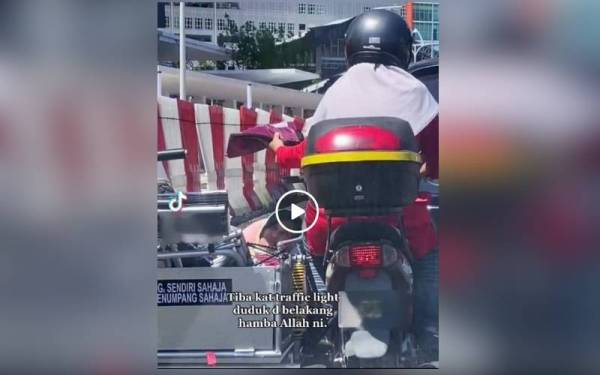 Video Soleh membawa ibu saudaranya dengan menaiki motosikal roda tiga ketika cuaca panas yang tular di media sosial pada Ahad.