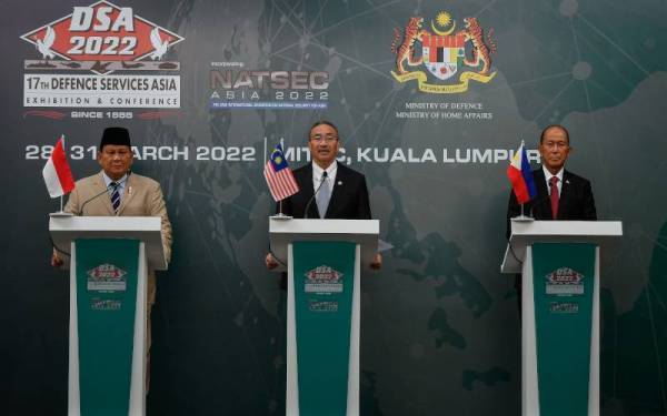 Hishammuddin (tengah) ketika sidang media selepas mempengerusikan mesyuarat tiga hala peringkat menteri bersama rakan sejawatannya dari Indonesia Prabowo Subianto (kiri) dan Filipina Delfin N Lorenzana (kanan) di MITEC, Kuala Lumpur pada Isnin.